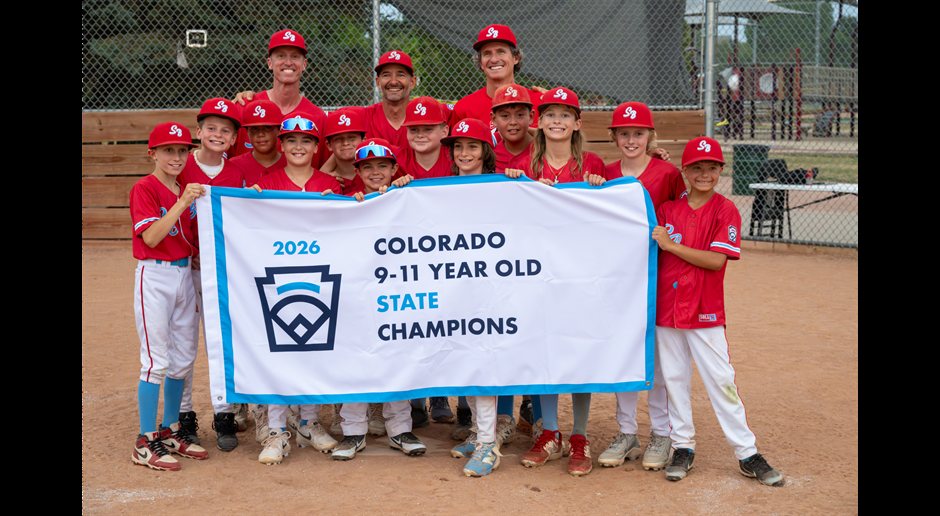 Los All-Stars 11U de South Boulder Little League, con uniformes rojos, sostienen una pancarta que dice 2026 Colorado 9-11 Year Old State Champions