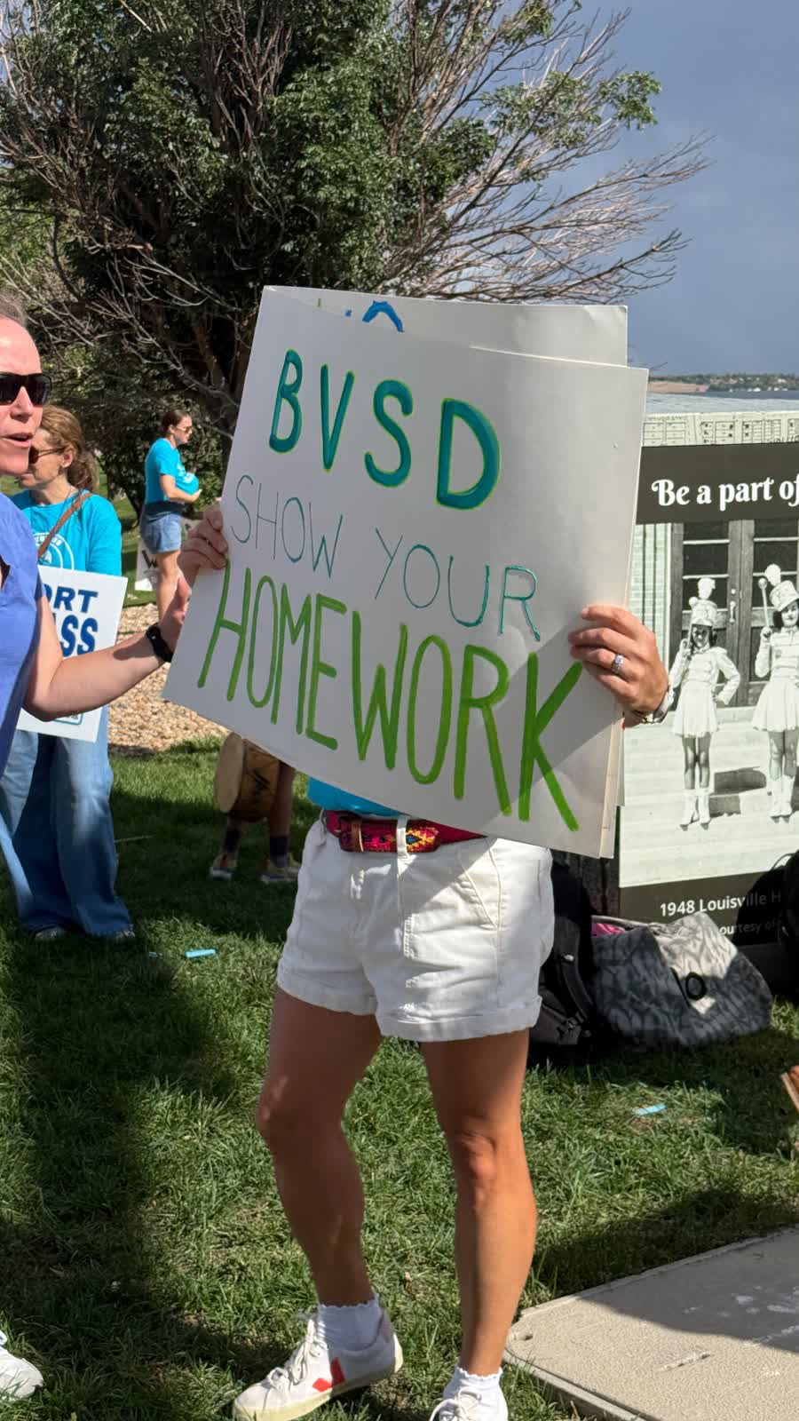 Un cartel de la manifestación que dice BVSD, do your homework.