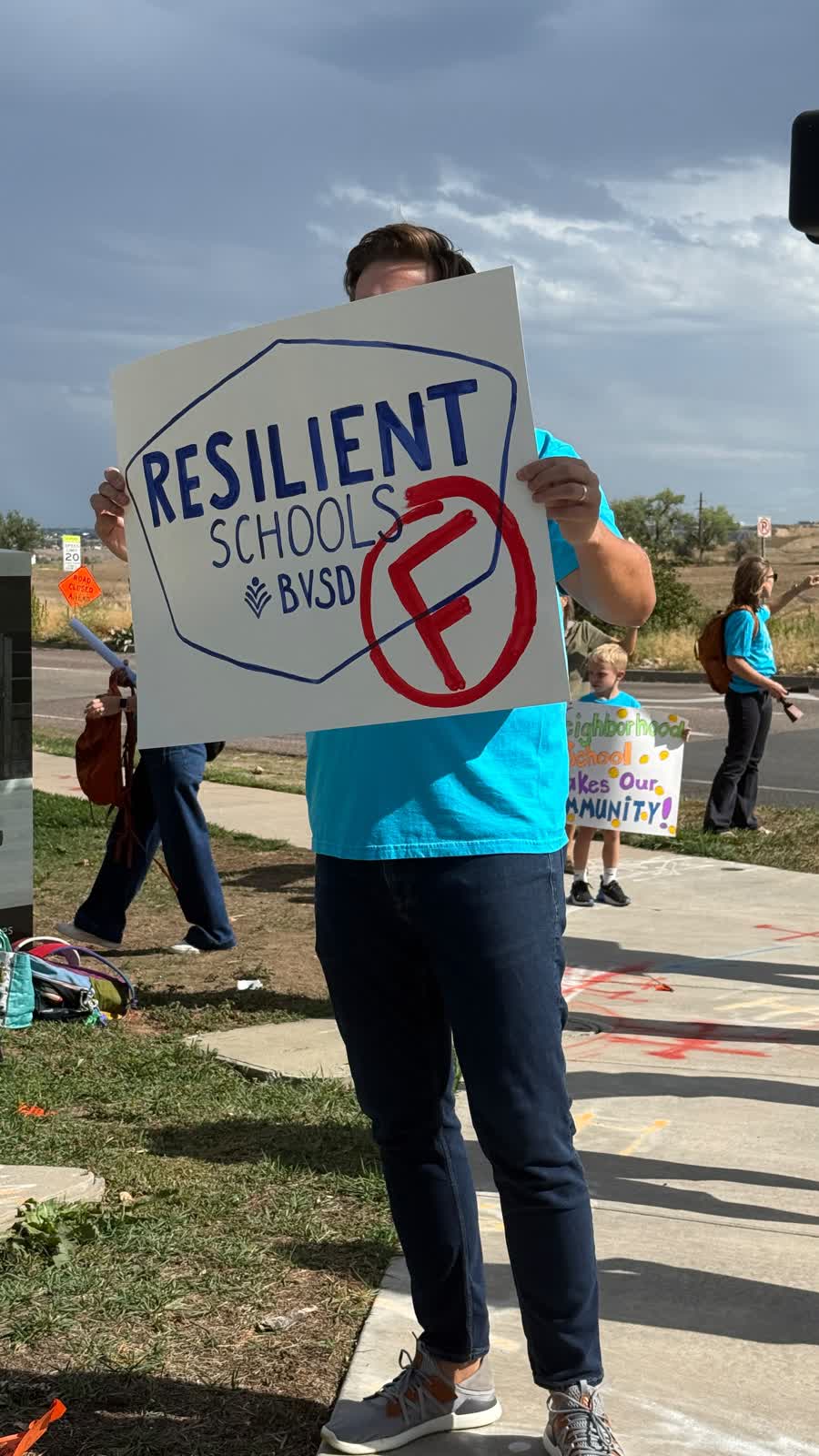 Un cartel con el logo de Resilient Schools tachado con un símbolo rojo de prohibido.