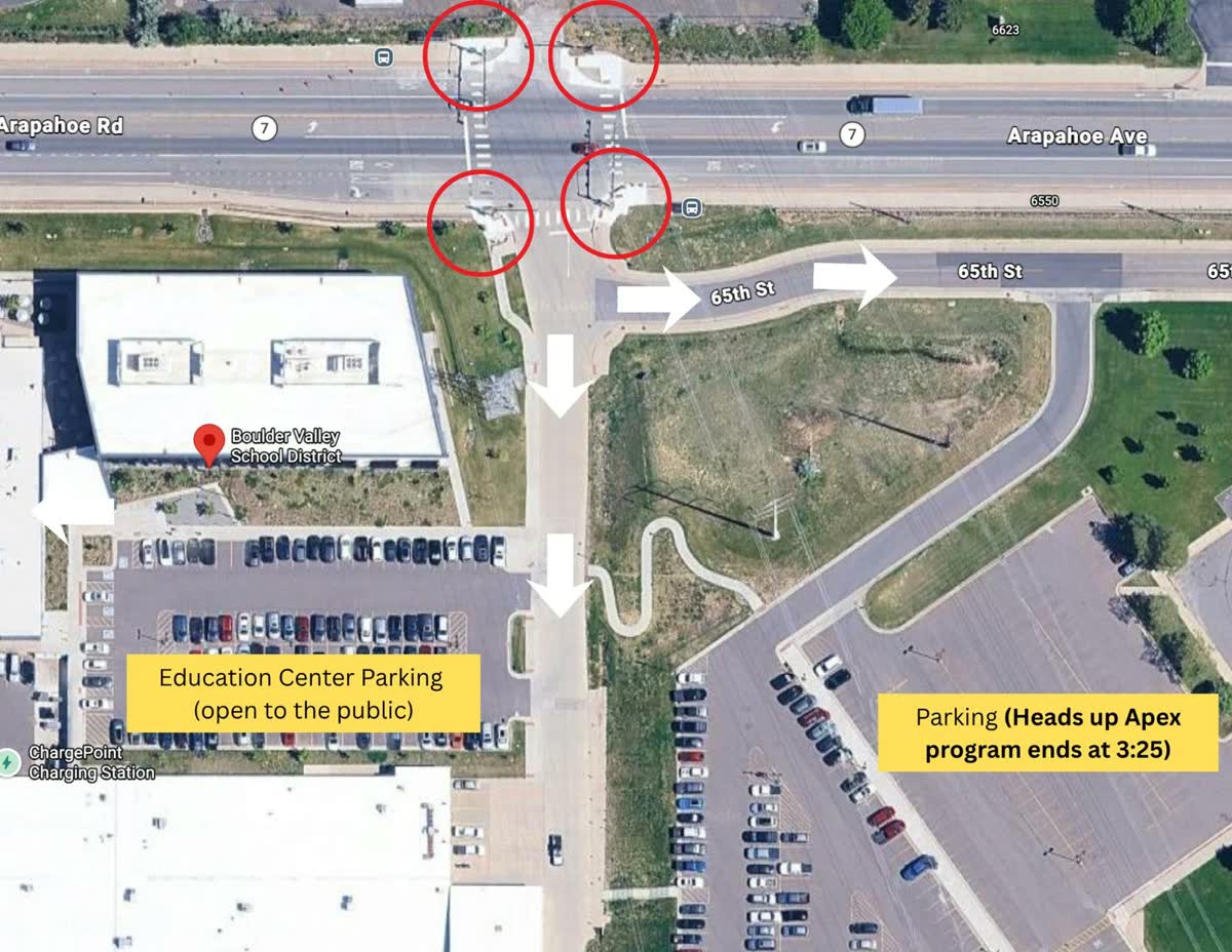 Mapa aéreo de Arapahoe Avenue con 65th Street. Cuatro círculos rojos marcan las esquinas de la manifestación en el cruce. El estacionamiento del Centro de Educación está al oeste de 65th, hay otro estacionamiento al este, y las flechas muestran el camino a pie desde ambos estacionamientos hasta las esquinas.